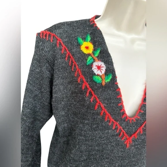 Vintage 70s Womens Gray Embroidered Floral V Neck Sweater Medium Cottagecore - Picture 4 of 12